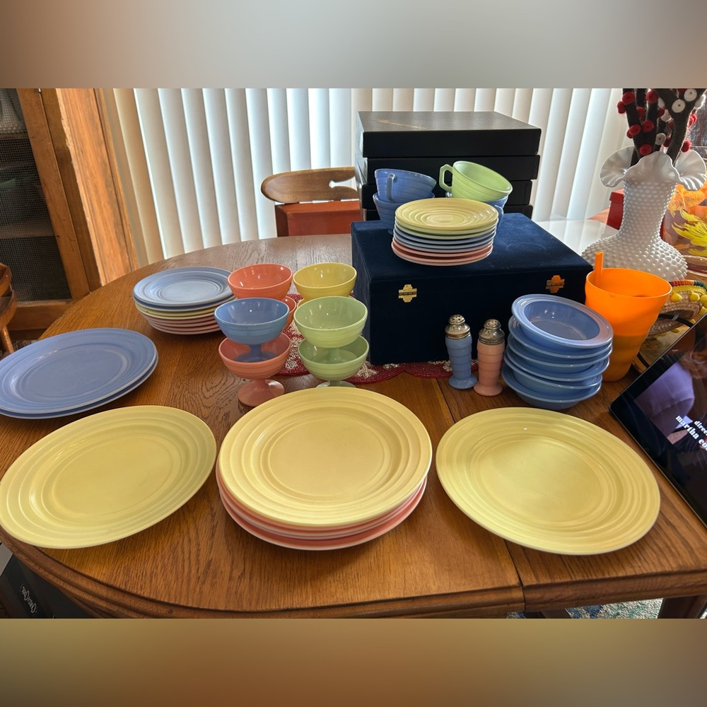 HAZEL ATLAS Moderntone Platonite Pastel 9” Yellow Dinner Plates, S/3